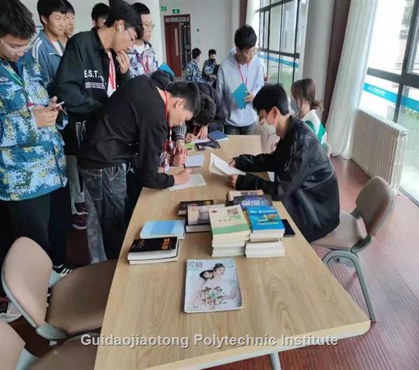 C:\Users\Administrator\Desktop\图书漂流1.jpg C:\Users\Administrator\Desktop\图书漂流1.jpg